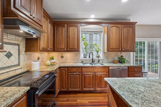 15016 Viewcrest Lane, Burnsville, MN 55306