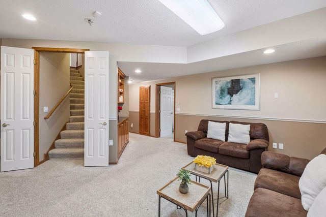 15016 Viewcrest Lane, Burnsville, MN 55306