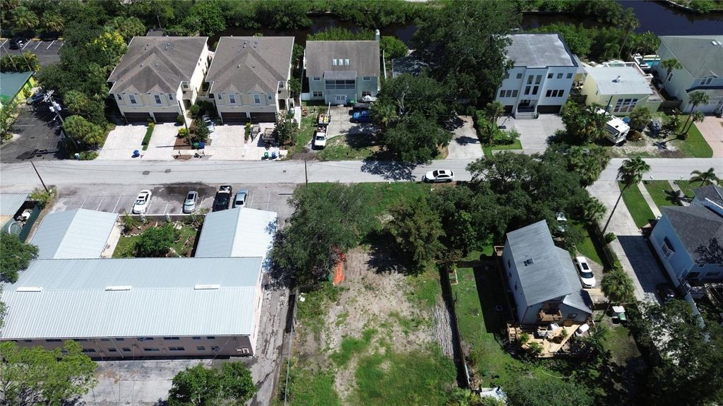 Image 4 of property listing at 4813 W FLAMINGO ROAD, Tampa, FL 33611