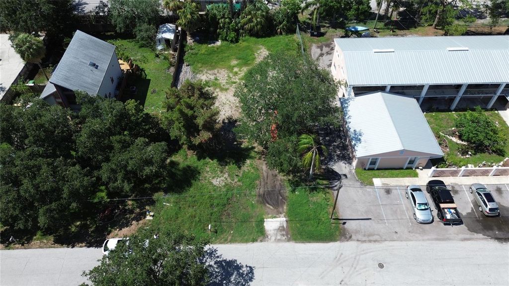 Image 6 of property listing at 4813 W FLAMINGO ROAD, Tampa, FL 33611