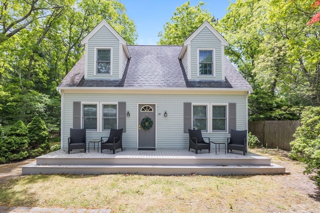 29 Seaview Dr, Falmouth, MA 02536
