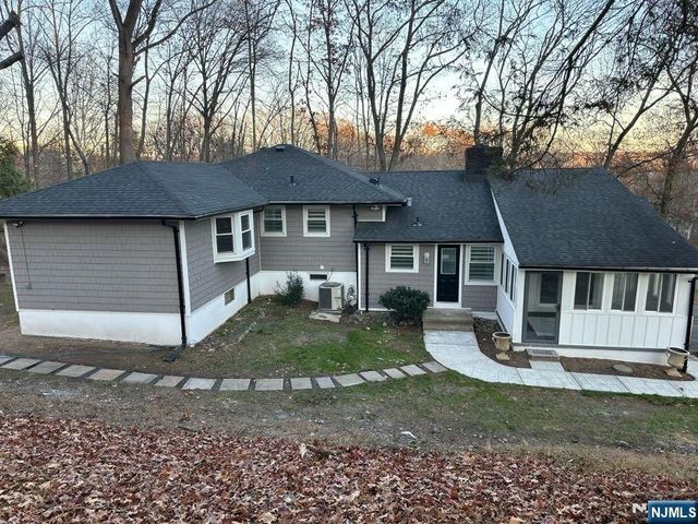 28 Overlook Road, Saddle River, NJ 07458