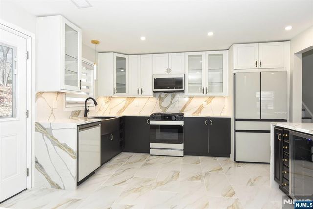 28 Overlook Road, Saddle River, NJ 07458