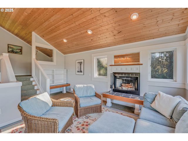 333 VOSBURG St, Wheeler, OR 97147