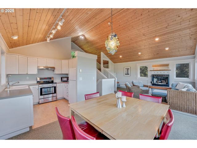 333 VOSBURG St, Wheeler, OR 97147