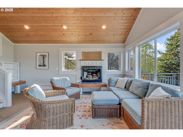 333 VOSBURG St, Wheeler, OR 97147