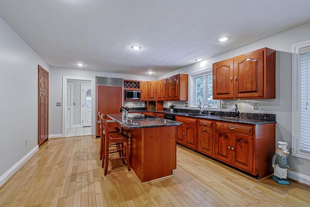33 Indian Rock Road, Nashua, NH 03063