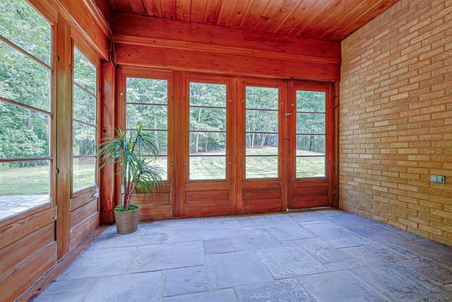 33 Indian Rock Road, Nashua, NH 03063