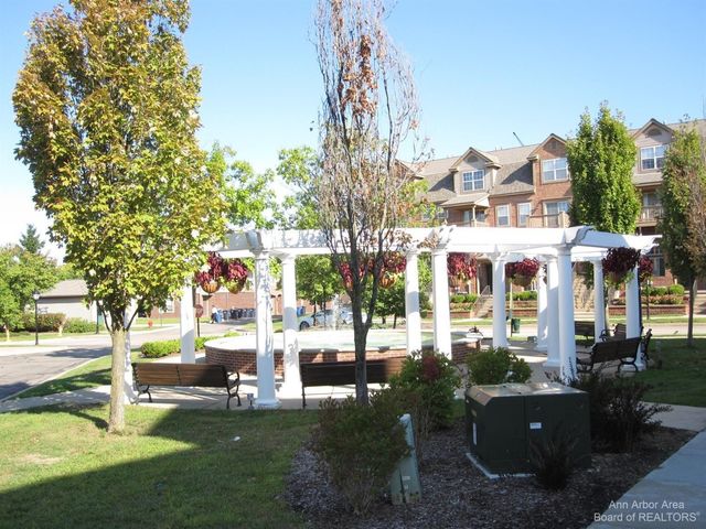2806 Barclay Way, Ann Arbor, MI 48105