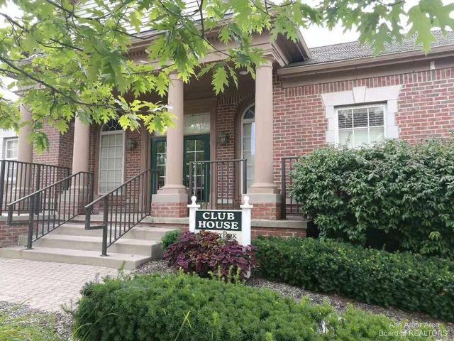 2806 Barclay Way, Ann Arbor, MI 48105