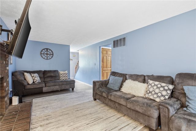 121 Penncrest Drive, White Oak, PA 15131