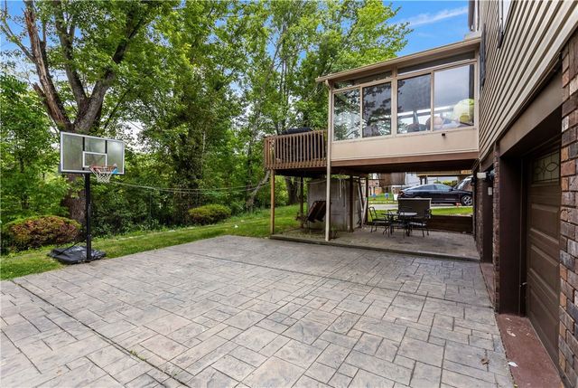 121 Penncrest Drive, White Oak, PA 15131