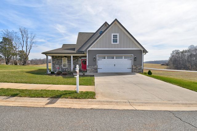 1058 Eagle Crest LN, Moneta, VA 24121