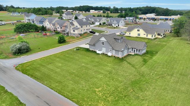1058 Eagle Crest LN, Moneta, VA 24121