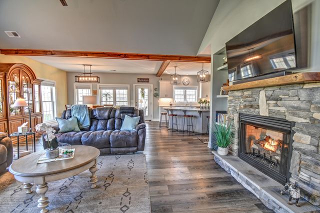 1058 Eagle Crest LN, Moneta, VA 24121