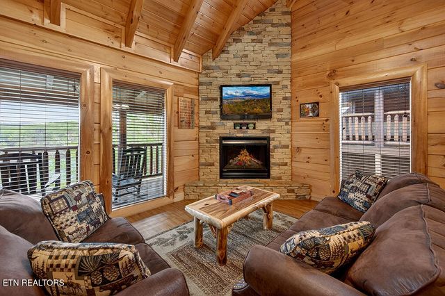 1949 Cougar Crossing Way, Sevierville, TN 37876