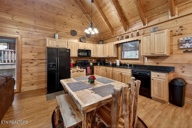 1949 Cougar Crossing Way, Sevierville, TN 37876