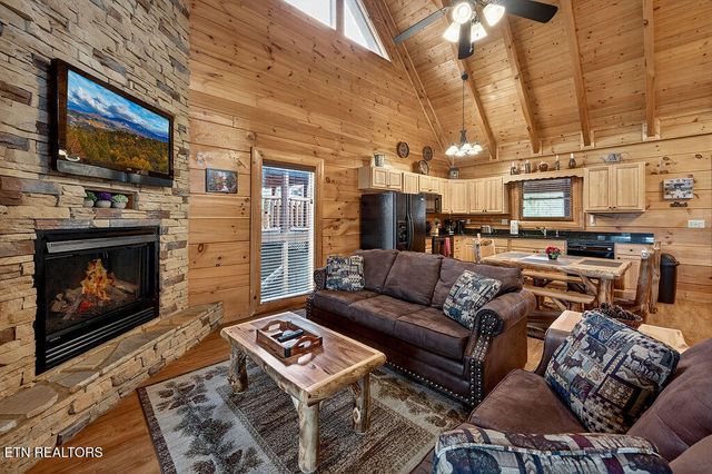 1949 Cougar Crossing Way, Sevierville, TN 37876