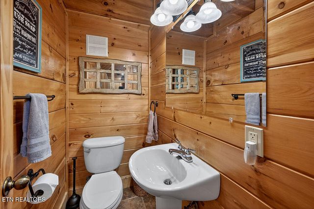 1949 Cougar Crossing Way, Sevierville, TN 37876