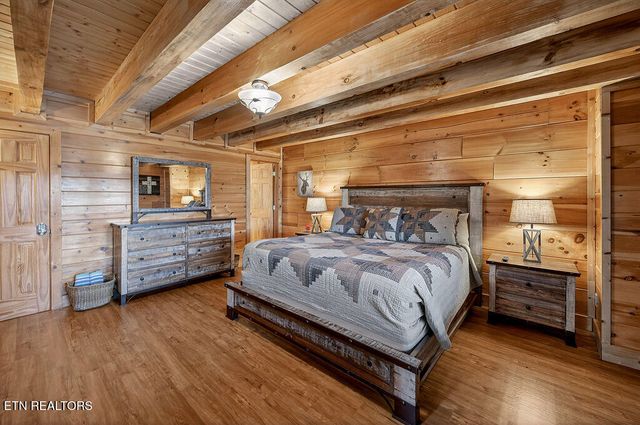 1949 Cougar Crossing Way, Sevierville, TN 37876