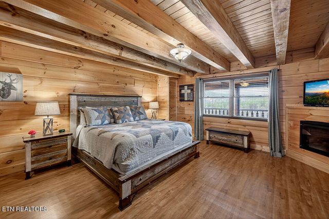 1949 Cougar Crossing Way, Sevierville, TN 37876