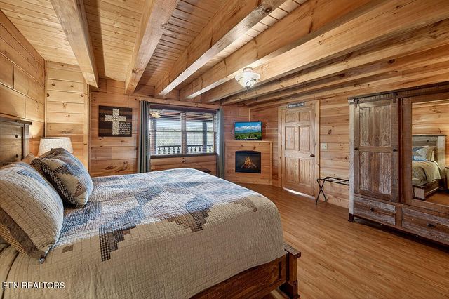 1949 Cougar Crossing Way, Sevierville, TN 37876