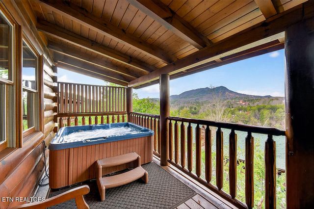 1949 Cougar Crossing Way, Sevierville, TN 37876