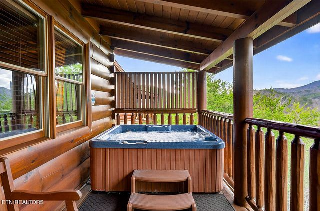 1949 Cougar Crossing Way, Sevierville, TN 37876