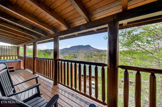 1949 Cougar Crossing Way, Sevierville, TN 37876