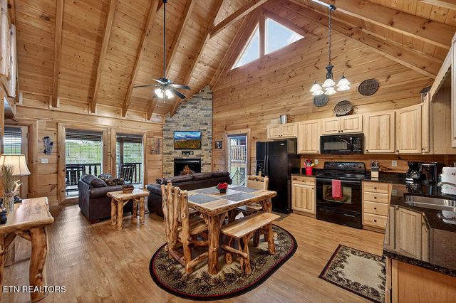 1949 Cougar Crossing Way, Sevierville, TN 37876