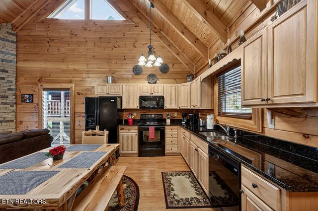 1949 Cougar Crossing Way, Sevierville, TN 37876