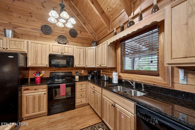 1949 Cougar Crossing Way, Sevierville, TN 37876