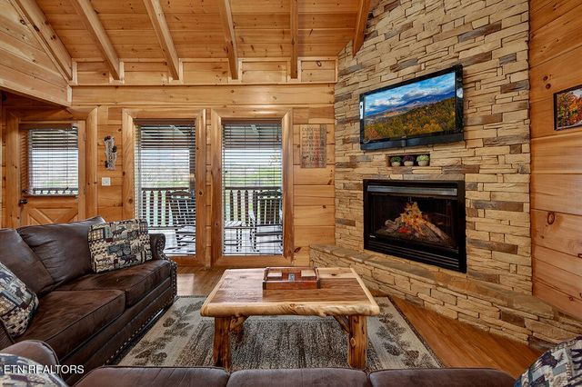 1949 Cougar Crossing Way, Sevierville, TN 37876