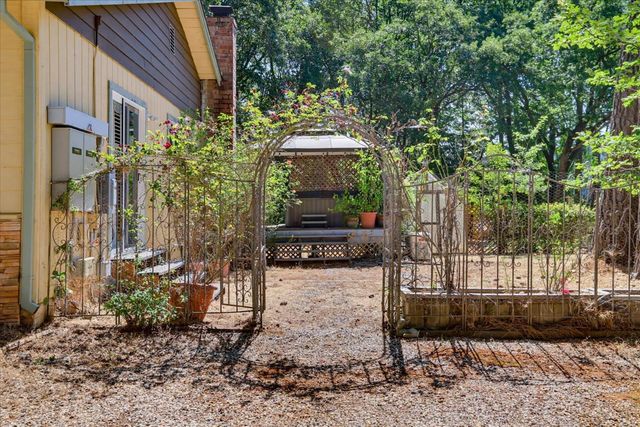 16067 Langley Pl, Grass Valley, CA 95946