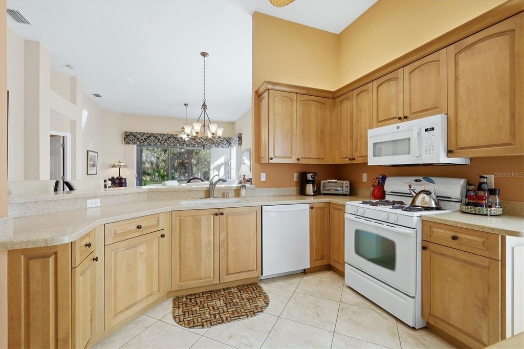 Image 11 of property listing at 7623 WHITEBRIDGE GLEN, University Park, FL 34201