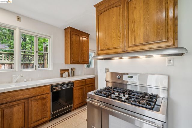 5933 Johnston Dr., Oakland, CA 94611