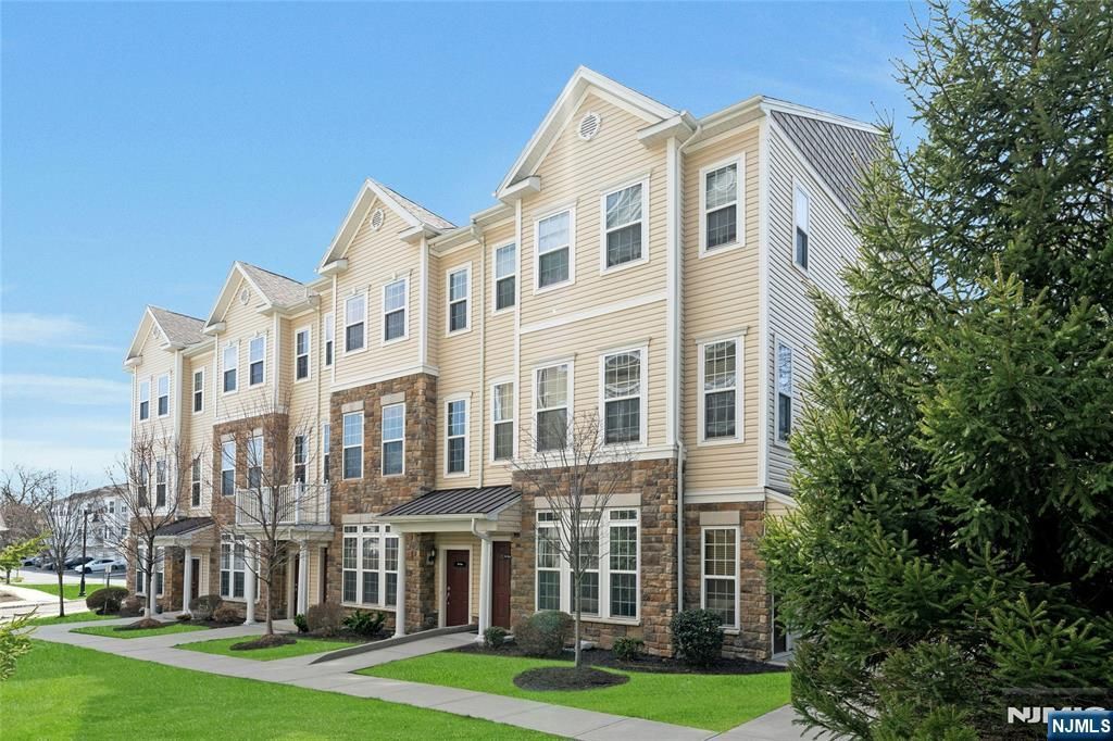 10 Iris Lane 605, Garfield, NJ 07026