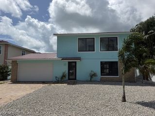 215 Albatross ST, Fort Myers Beach, FL 33931