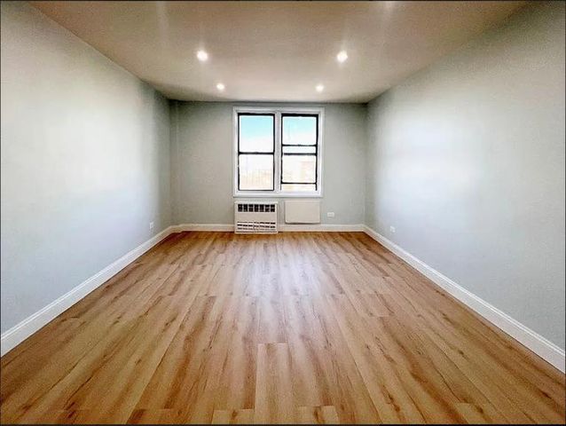 5021 39th Pl Apt 5C, New York City, NY 11104