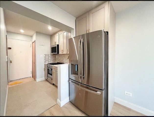 5021 39th Pl Apt 5C, New York City, NY 11104