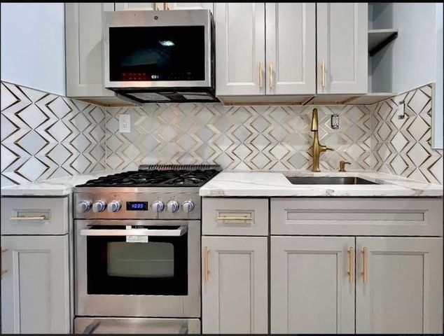 5021 39th Pl Apt 5C, New York City, NY 11104