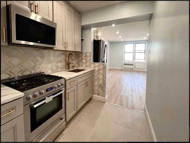 5021 39th Pl Apt 5C, New York City, NY 11104