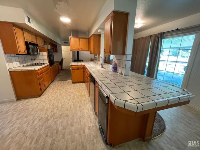 917 Cherry Hills Drive, Bakersfield, CA 93309