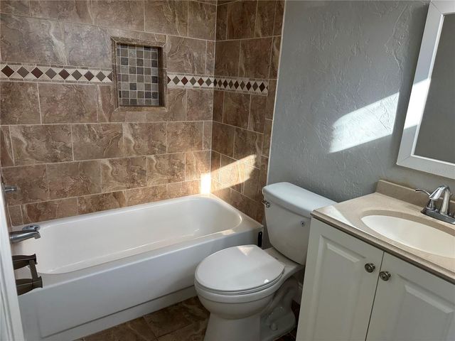 5800 HOLLYWOOD BOULEVARD 116, Sarasota, FL 34231