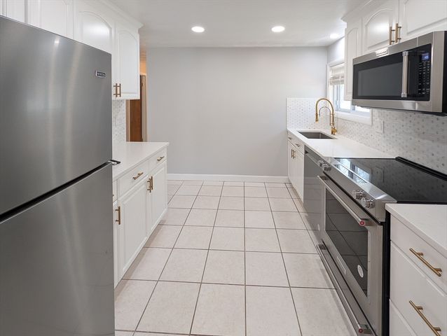 14 Myrna Rd, Framingham, MA 01701