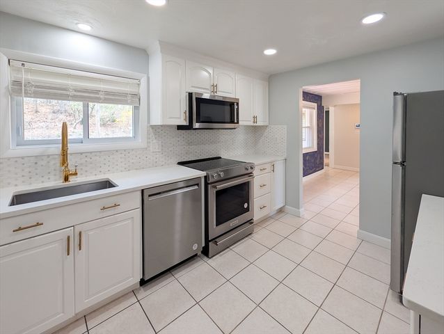 14 Myrna Rd, Framingham, MA 01701