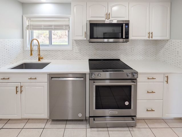 14 Myrna Rd, Framingham, MA 01701