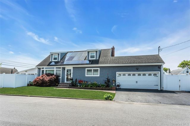 401 Beechmont Avenue, Lindenhurst, NY 11757