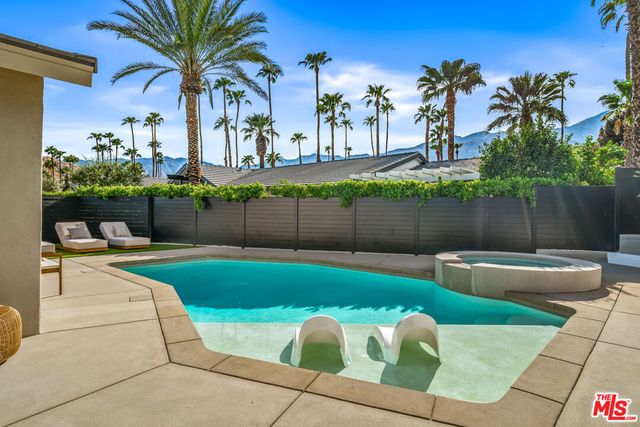 2942 E Orella Circle, Palm Springs, CA 92264