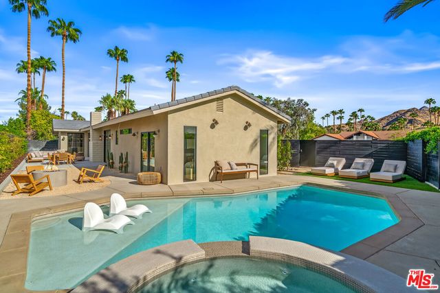 2942 E Orella Circle, Palm Springs, CA 92264